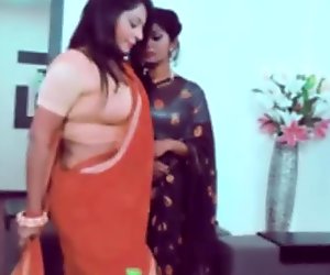 Madre figlia e moglie si divertono con un ragazzo idraulico scena hot 2019 in hindi
