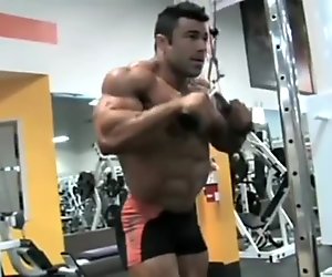 Eduardo bodybuilder posieren im fitnessstudio